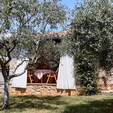 Mit Schoenem Garten Und Sonnenterrasse By Interhome 度假居 *