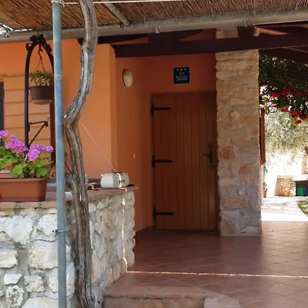 Casa vacanze Mit Schoenem Garten Und Sonnenterrasse By Interhome