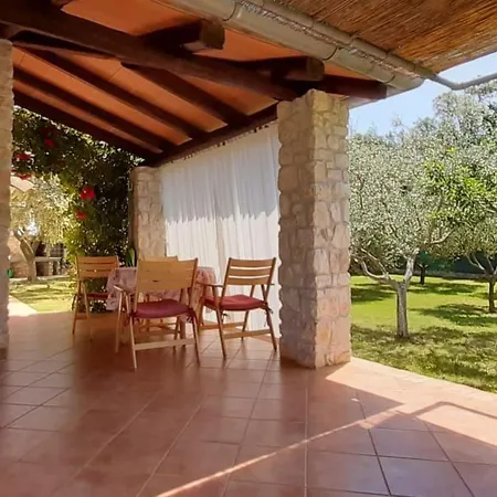 Mit Schoenem Garten Und Sonnenterrasse By Interhome Casa vacanze Medolino