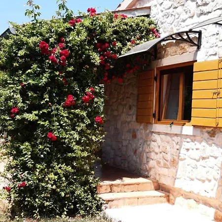 Mit Schoenem Garten Und Sonnenterrasse By Interhome